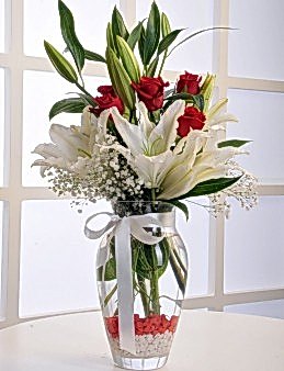 Cam Vazoda Beyaz Lilyum ve Kırmızı Gül Aranjmanı Aranjmanlar çiçek gönder