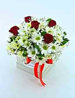 Özel Kutuda Papatyalar ve Kırmızı Güller  çiçek gönder