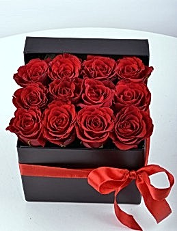 Siyah Hediyelik Kutuda Bir Düzine Kırmızı Gül Kutuda Çiçek çiçek gönder