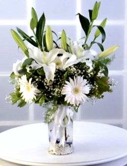 Cam Vazoda Beyaz Lilyum ve Gerbera Aranjmanı Aranjmanlar çiçek gönder