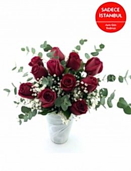 Beyaz İthal Cam Vazoda 11 Gül Aranjmanı Aranjmanlar çiçek gönder