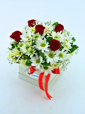 Özel Kutuda Papatyalar ve Kırmızı Güller Kutuda Çiçek çiçek gönder