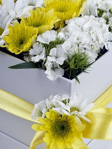 Özel Kutuda Kır Çiçekleri Kutuda Çiçek çiçek gönder