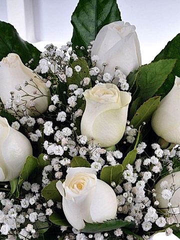 Sade ve Zarif 7 Beyaz Gül Arajmanı Aranjmanlar çiçek gönder